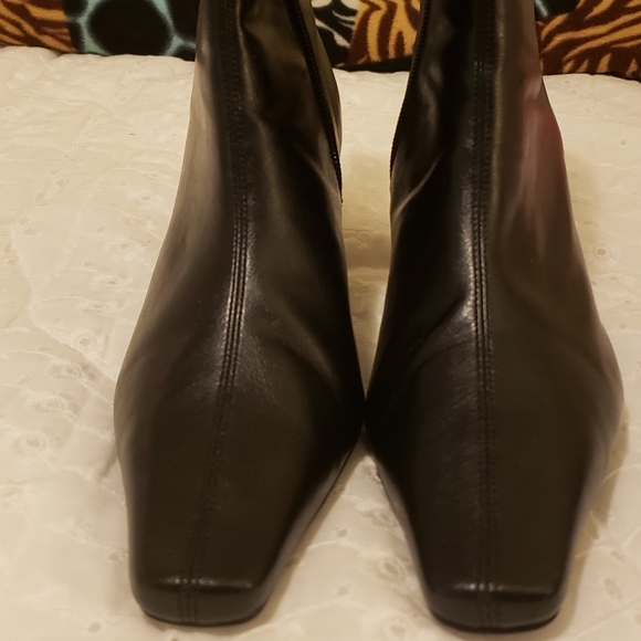 Black ankle boot - Picture 2 of 4
